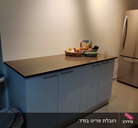 סלסלת פירות על דלפק מטבח מודרני